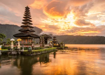 Tempio di Pura Ulun Danu Bratan a Bali, Indonesia. ©Depositphotos