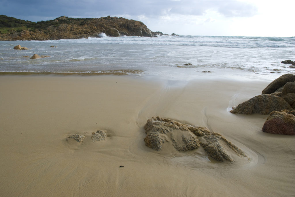 La spiaggia di Cala Cipolla a Chia