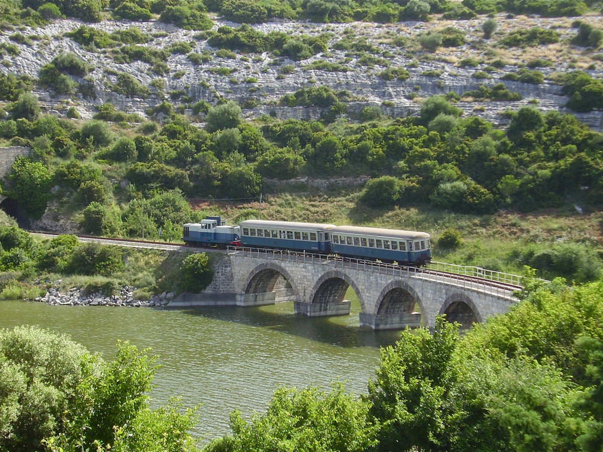 Lago di Is Barroccus. Trenino Verde Isili-Sorgono