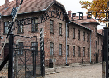 Ingresso del Museo di Stato di Auschwitz-Birkenau a Oswiecim, Polonia. 📷 dinosmichail | Depositphotos