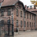 Ingresso del Museo di Stato di Auschwitz-Birkenau a Oswiecim, Polonia. 📷 dinosmichail | Depositphotos