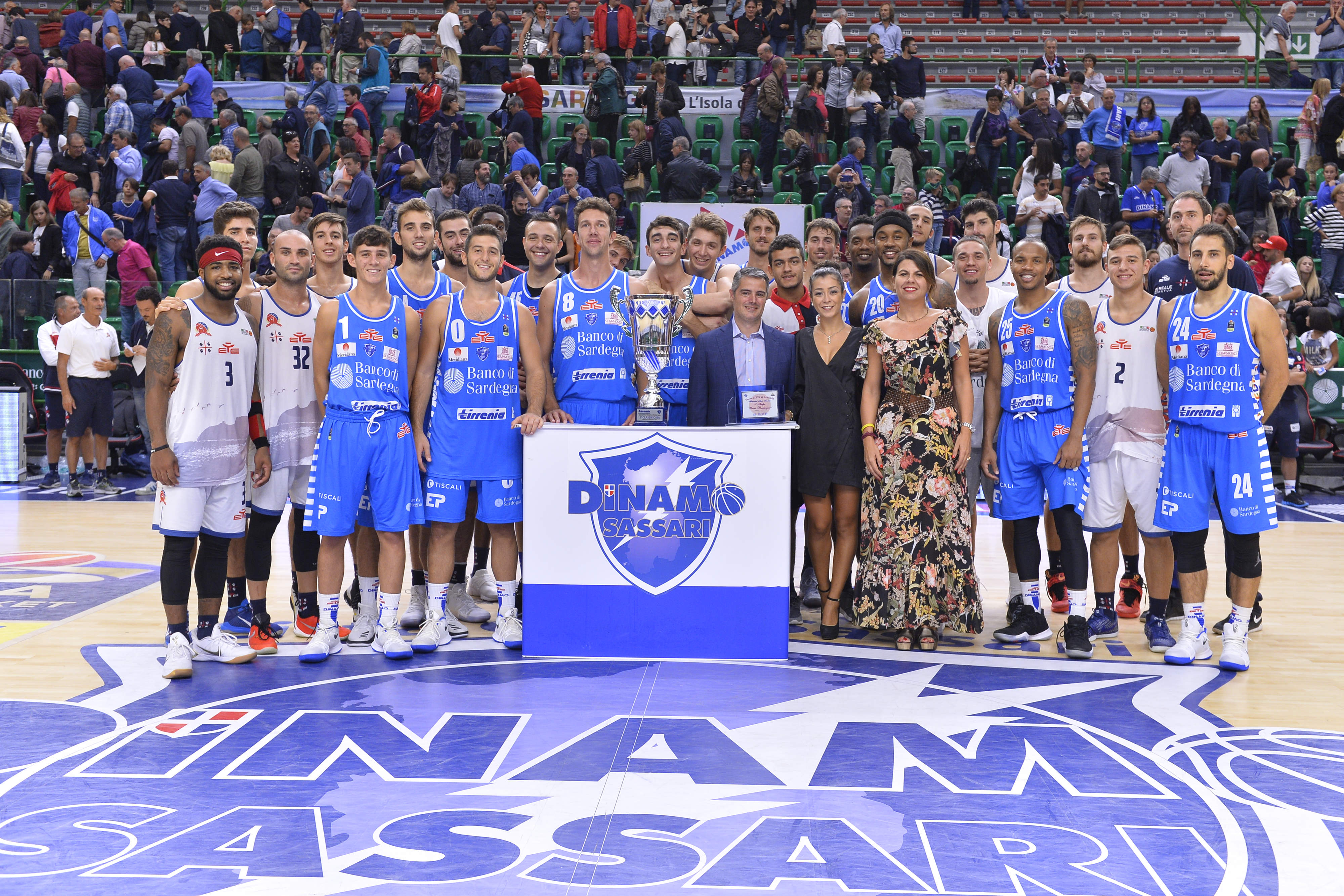 SASSARI 10 SETTEMBRE 2017
Trofeo Tirrenia Città di Sassari "Mimì Anselmi"
Finale
Banco di Sardegna Dinamo Sassari - Cagliari Dinamo Academy
NELLA FOTO Team Banco di Sardegna Dinamo Sassari Cagliari Dinamo Academy Premiazione
FOTO CIAMILLO - Luigi Canu