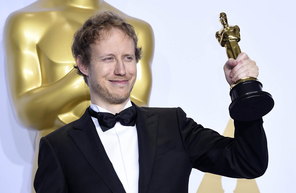 epaselect epa05186525 Laszlo Nemes holds the Oscar for Best Foreign Language Film for 'Son of Saul' in the press room during the 88th annual Academy Awards ceremony at the Dolby Theatre in Hollywood, California, USA, 28 February 2016.  EPA/PAUL BUCK