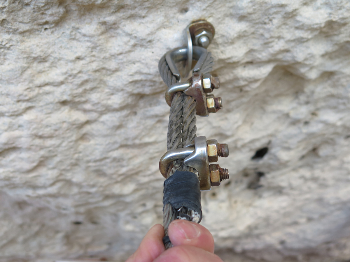 Cabirol - Giunzione della fune con il cavallotto dei morsetti montato rovescio e in numero non sufficiente. E' in atto anche la corrosione degli elementi (foto Guide alpine italiane)