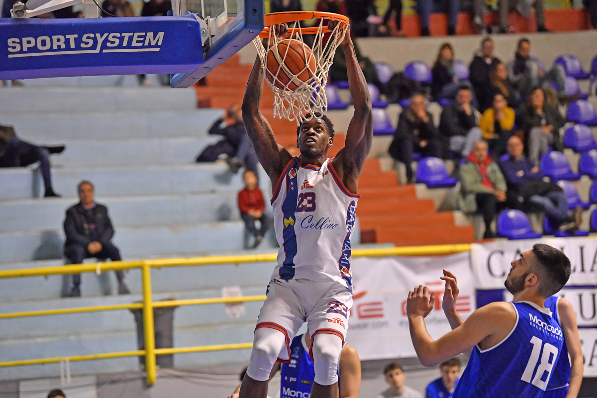 DeShawn Stephens con la maglia della Pasta Cellino Cagliari