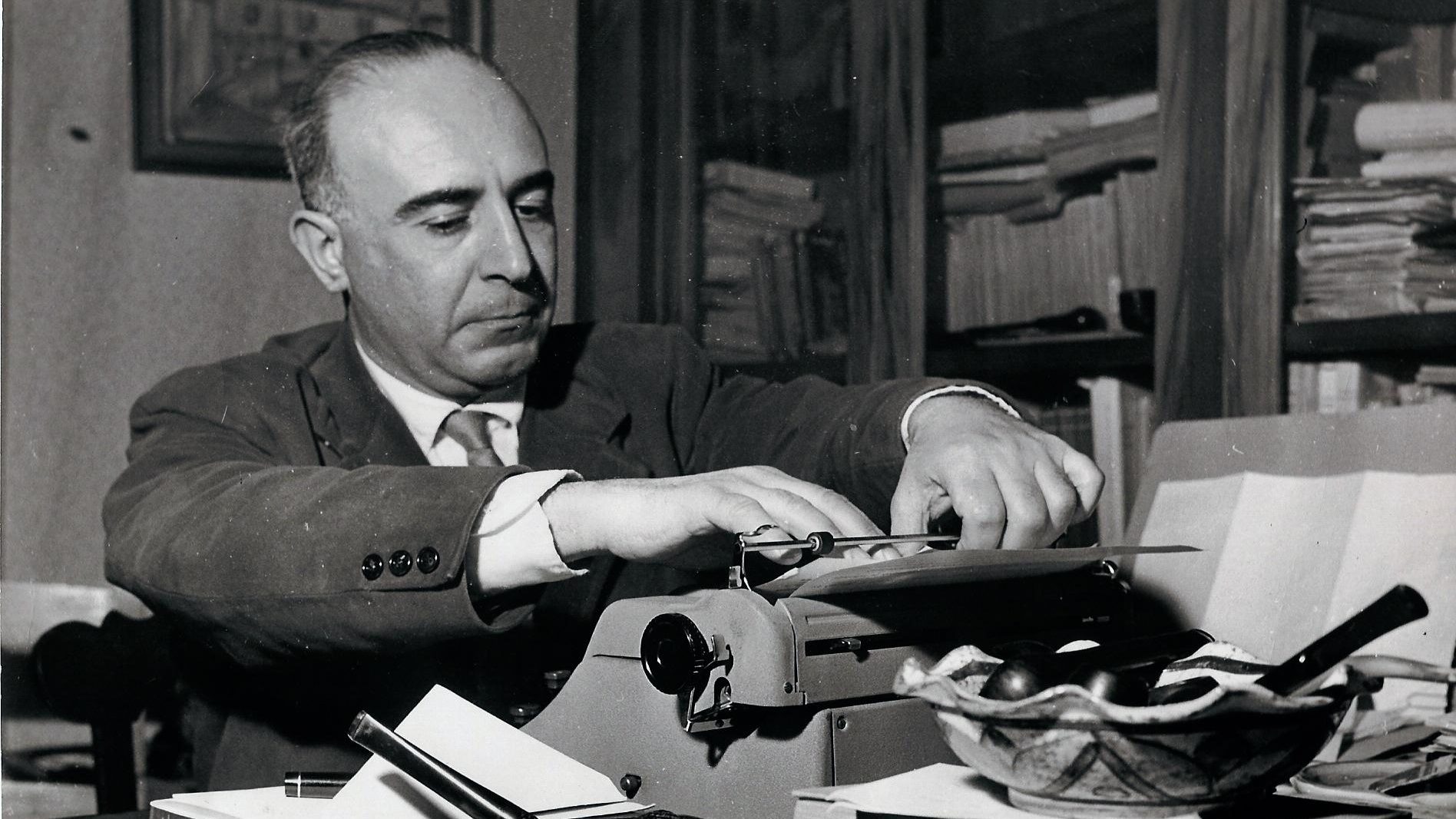Giuseppe Dessì nello studio di Roma