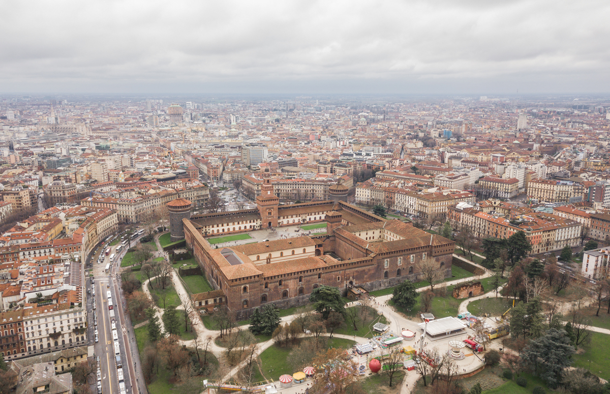 Veduta aerea del Castello Sforzesco di Milano. ©AdobeStock / a_medvedkov