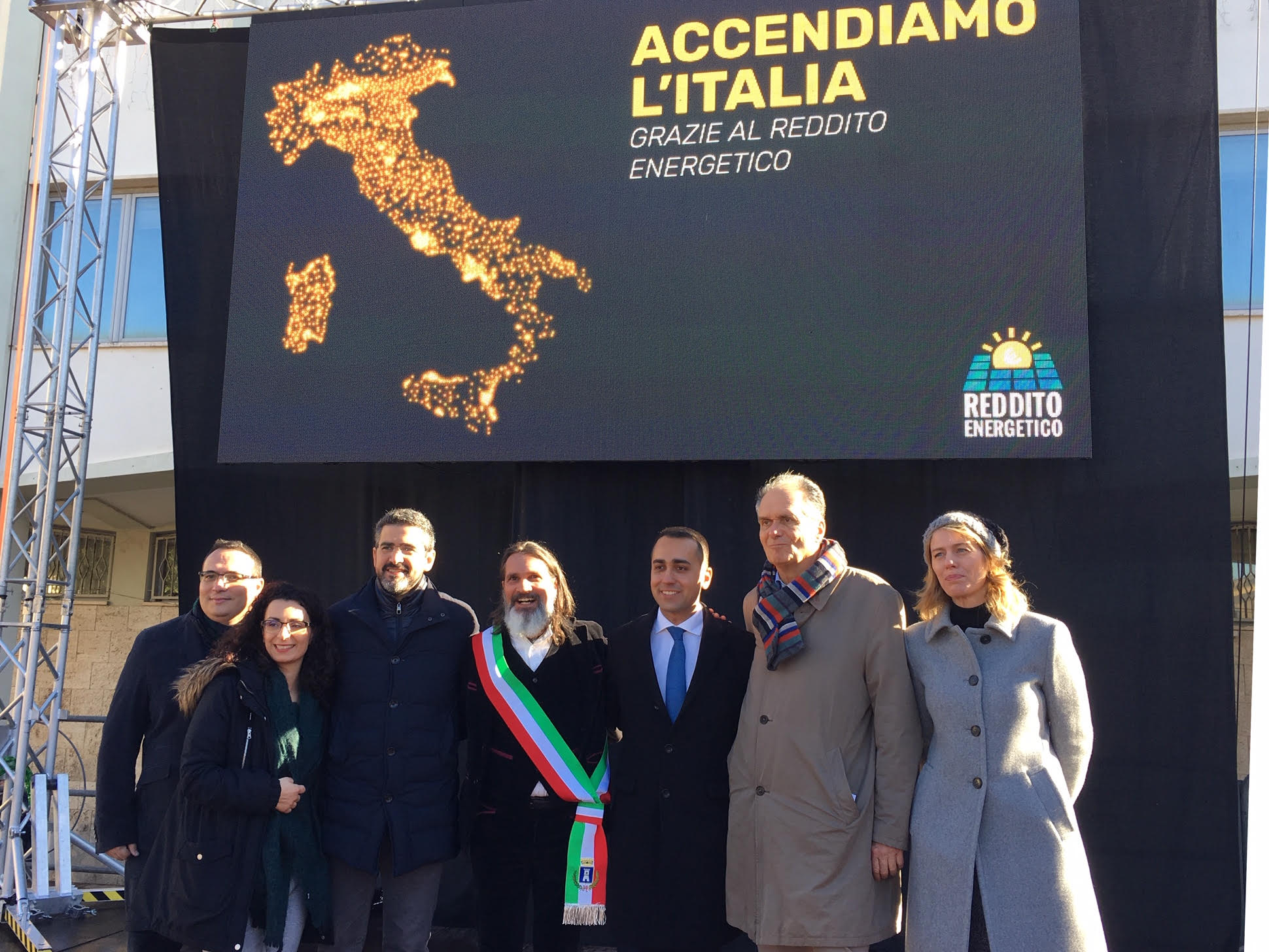 Da sinistra, l'assessore al Bilancio Domenico Vargiu, l'assessore all'Ambiente Cristina Biancu, il ministro Fraccaro, il sindaco Wheeler, il vice premier e ministro Di Maio, l'amministratore delegato del Gse Roberto Moneta e la direttrice della Direzione governance del Gse Flaminia Barachini.