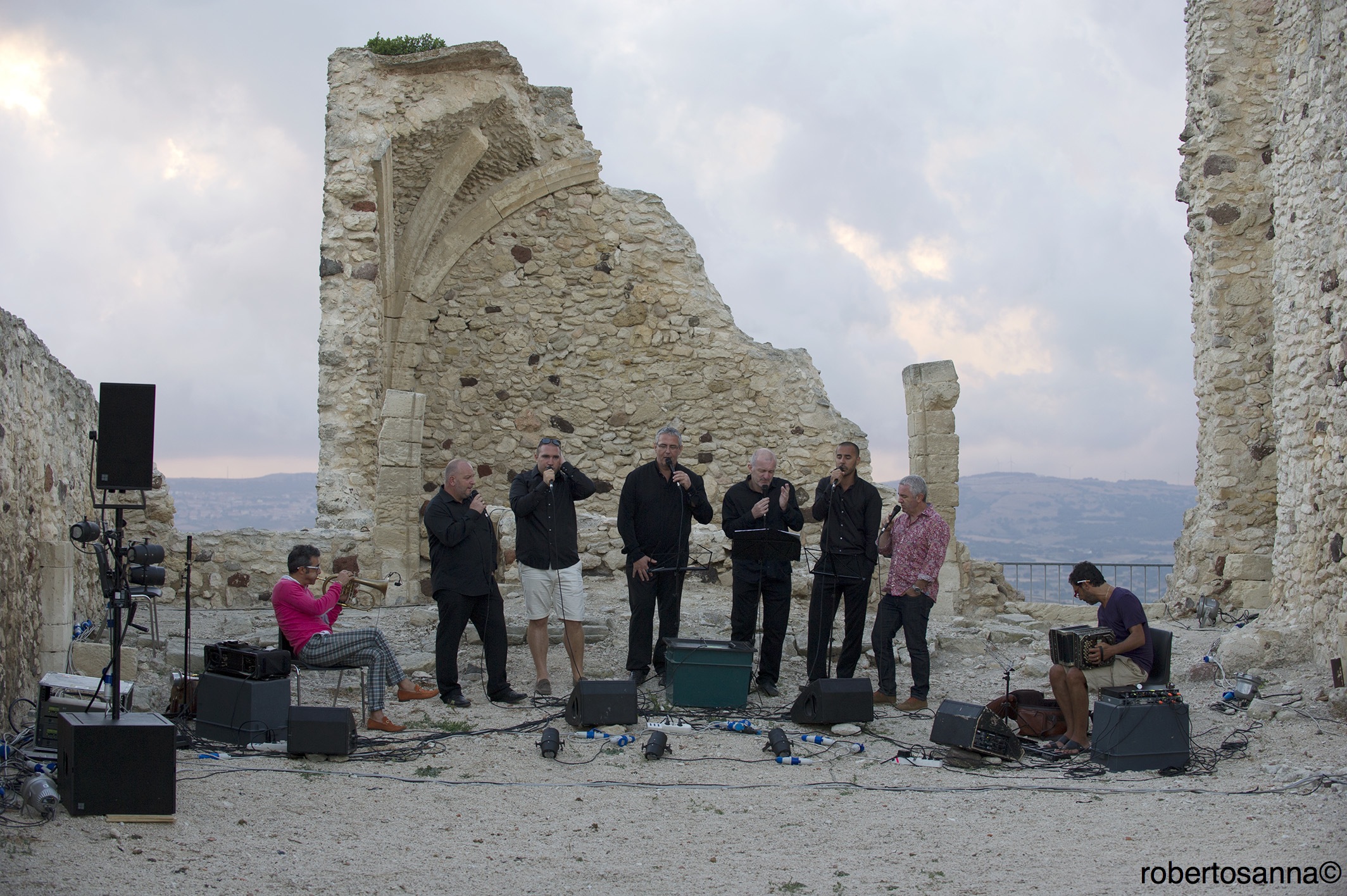 Time in Jazz. Paolo Fresu, Daniele di Bonaventura e coro A Filetta @ Chiaramonti Casteldoria [Foto Roberto Sanna]