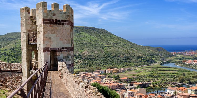 Il Castello medievale dei Malaspina a Bosa. ? AdobeStock