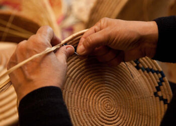 Intreccio di un cestino tradizionale. ? Elisabetta Messina | License CC-BY-NC-SA
