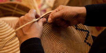 Intreccio di un cestino tradizionale. ? Elisabetta Messina | License CC-BY-NC-SA