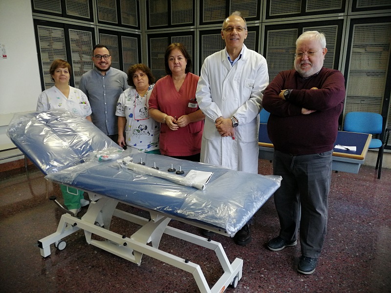 Un nuovo lettino per le visite alla Clinica pediatrica dell'Aou di Sassari