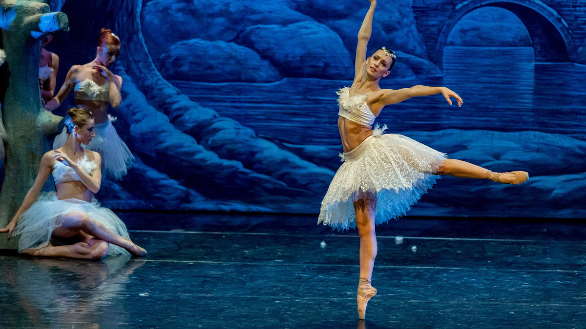 "Lago dei Cigni" della Compagnia Nazionale di Danza di Raffaele Paganini e Almatanz