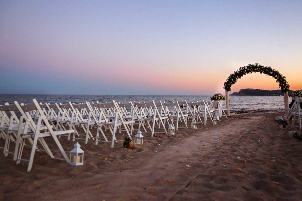 Allestimento di un matrimonio in riva al mare al tramonto. ? AdobeStock | alex.pin