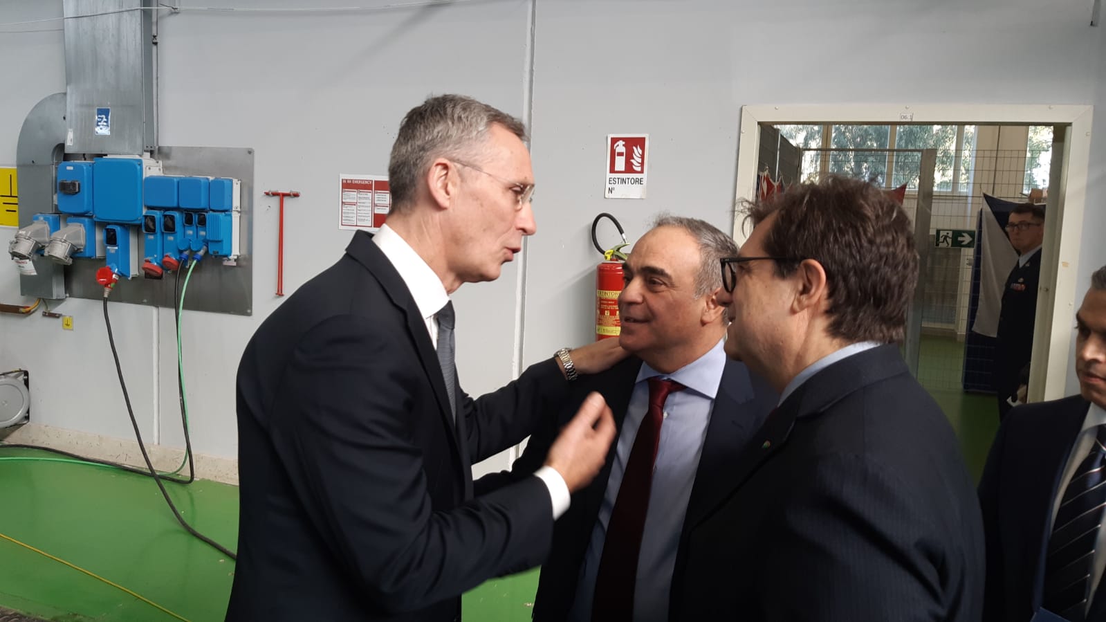 Il segretario generale della Nato Jens Stoltenberg con il sottosegretario alla Difesa, Giulio Calvisi