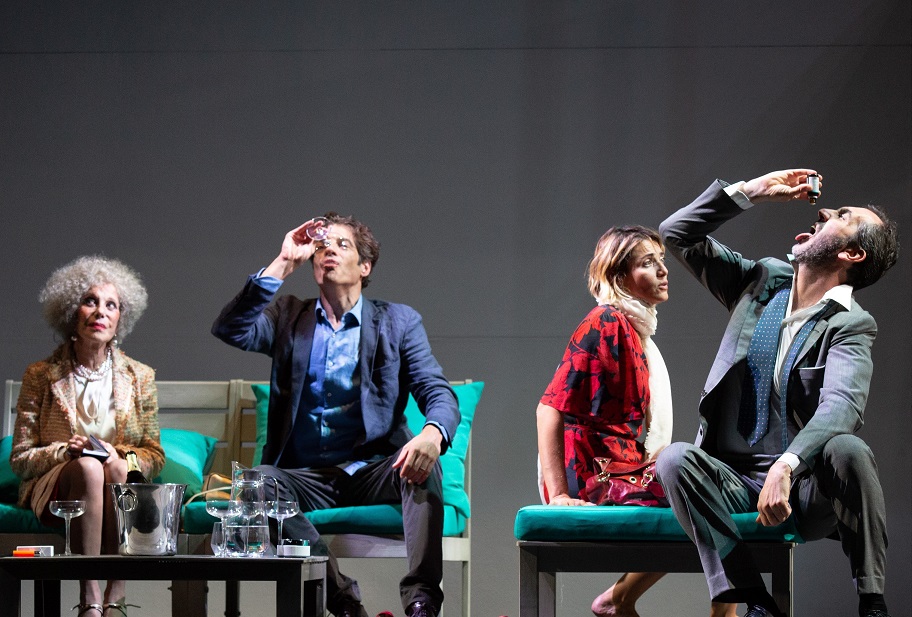 Bella Figura
Un uomo e una donna, nel parcheggio di un ristorante fuori città. Lei, Andrea, madre single e impiegata in una farmacia, è ancora in macchina. Il suo amante, Boris, un piccolo imprenditore di verande, sta cercando di convincerla ad uscire, malgrado il passo falso che ha appena commesso: farsi scappare che quel ristorante gli è stato consigliato da sua moglie.
Bella Figura esplora la notte che segue a quell’errore fatale. Poco dopo, una seconda coppia entra in scena: Eric e Françoise, insieme a Yvonne, la madre di Eric. In breve emerge che sono legati alla prima coppia da un segreto imbarazzante. La pièce si svolge quasi interamente all’aperto, mentre il giorno volge al termine.
Da giovedì 18 ottobre a domenica 28 ottobre 2018
BELLA FIGURA di Yasmina Reza
Con Anna Foglietta, Paolo Calabresi, Lucia Mascino, David Sebasti e con Simona Marchini
Regia Roberto Andò
Produzione Gli Ipocriti Melina Balsamo