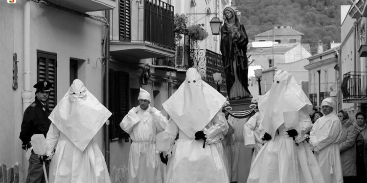 Riti della Settimana Santa ad Iglesias - I Germani dell'Arciconfraternita del Santo Monte. 📷 Tomaso Melis