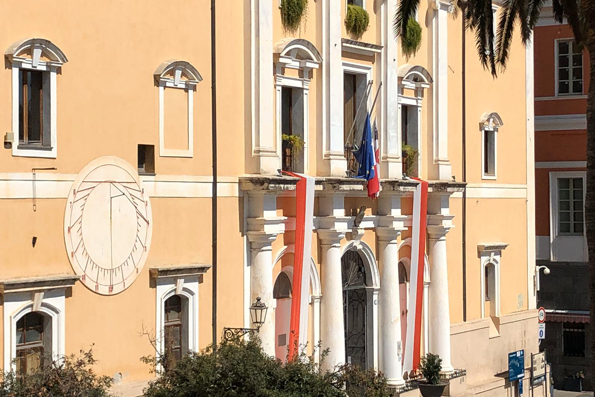 Bandiere a mezz'asta al Comune Oristano