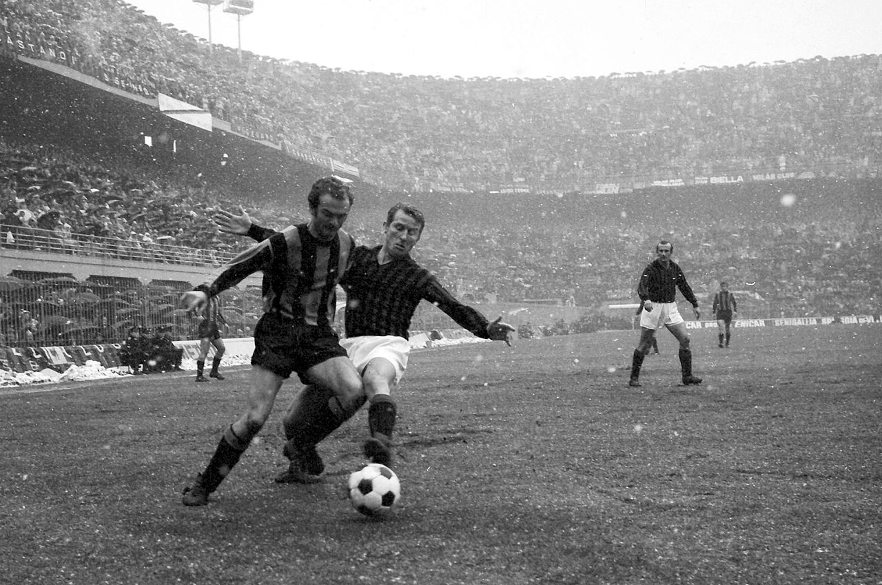 A.C. Milan - Inter, derby di ritorno del campionato di Serie A 1969-70 l'interista Sandro Mazzola (sx) e il milanista Giovanni Trapattoni (dx) si contendono la palla