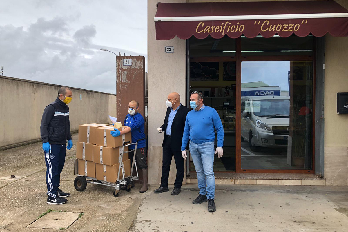 Il Sindaco Lutzu e l'Assessore Licheri ricevono il formaggio del Caseificio Cuozzo