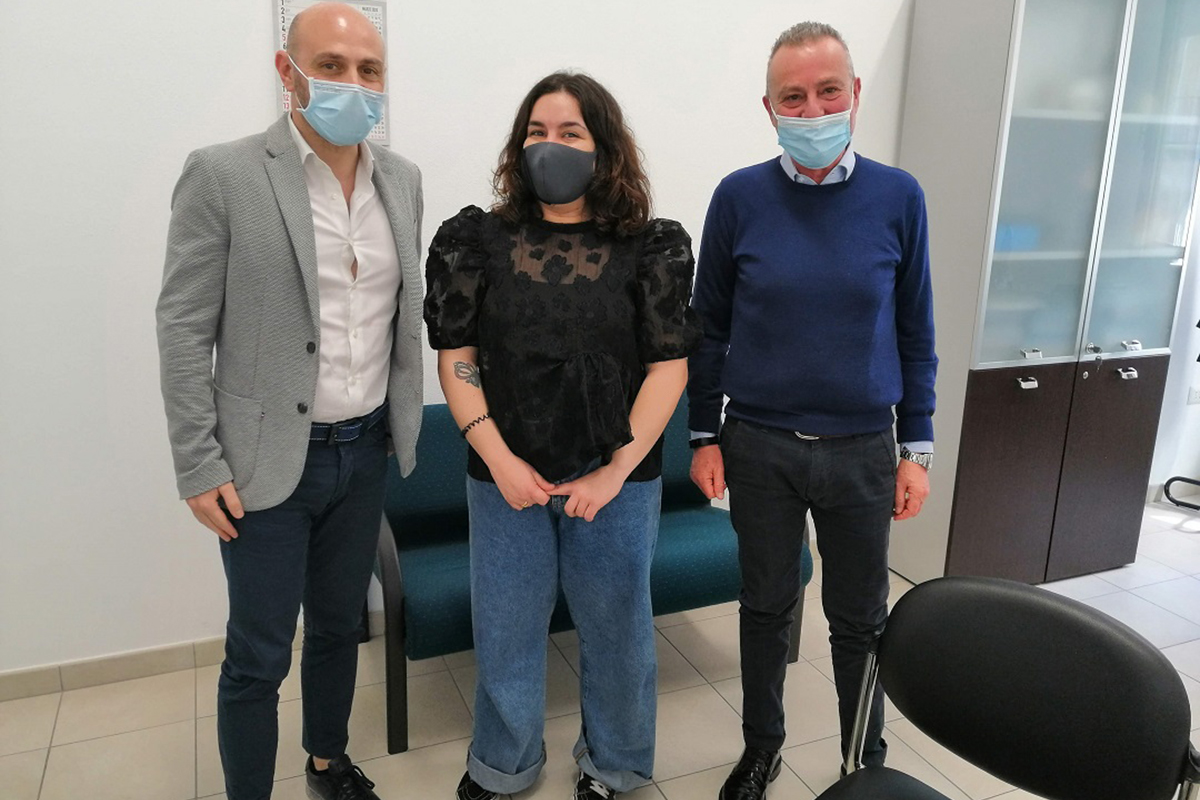 Il direttore amministrativo Aou Antonio Spano, la giovane architetto Edvige Casu, il direttore della struttura Affari generali Aou Antonio Solinas