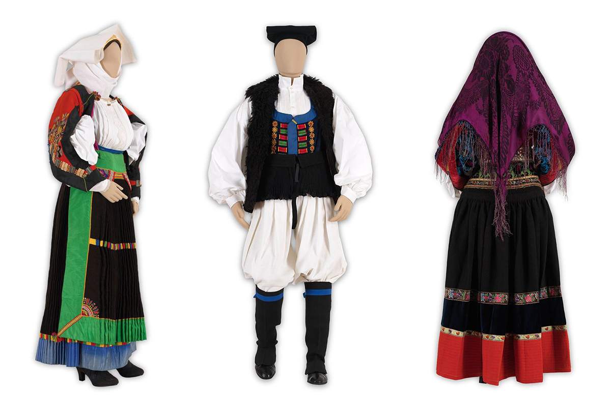 Da sinistra: abito da sposa e di gala di Atzara, abito maschile Atzara, abito femminile festivo di Bitti