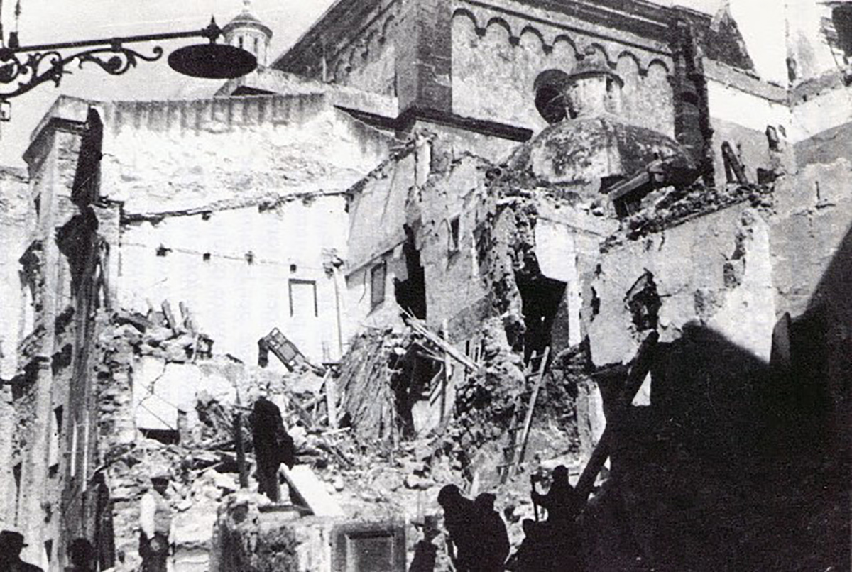 Alghero la mattina dopo i bombardamenti. Foto Arturo Usai  17 maggio 1943