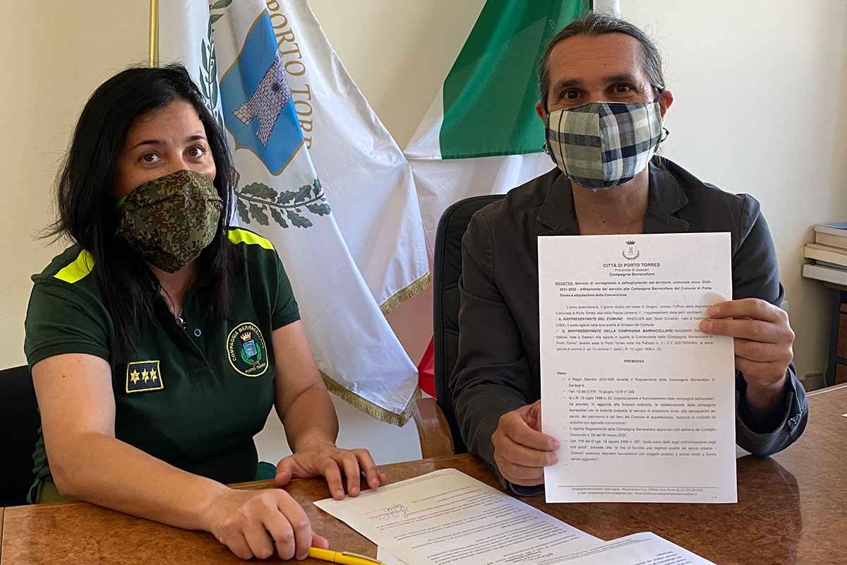 Il sindaco Sean Wheeler e la comandante della Compagnia barracellare Valentina Magnani