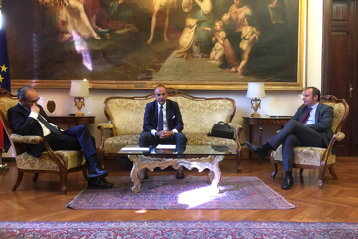 Il sindaco Paolo Truzzu, il presidente dell'Autorità Portuale Massimo Deiana e il vice sindaco Giorgio Angius