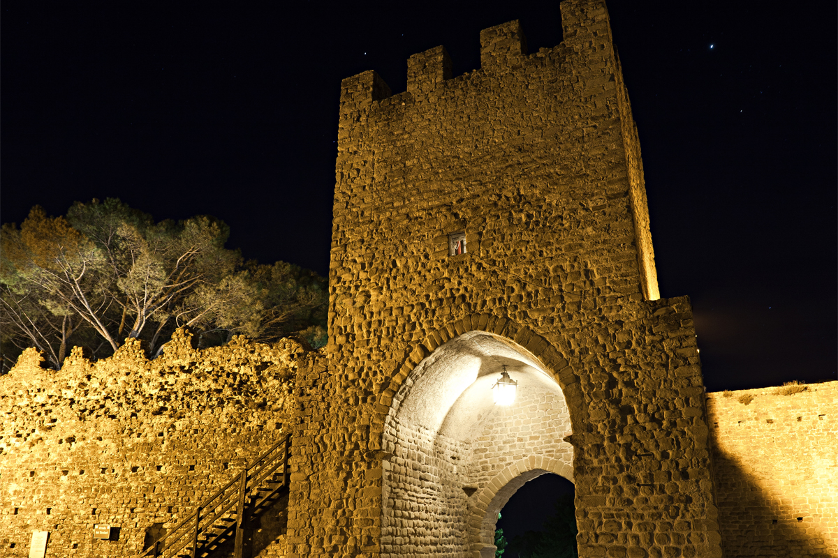 La Porta Picena di San Ginesio. Foto AdobeStock | Pesca