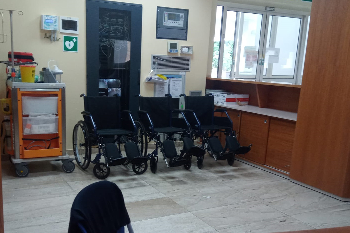 Le sedie a rotelle all'ingresso del Santissima Annunziata