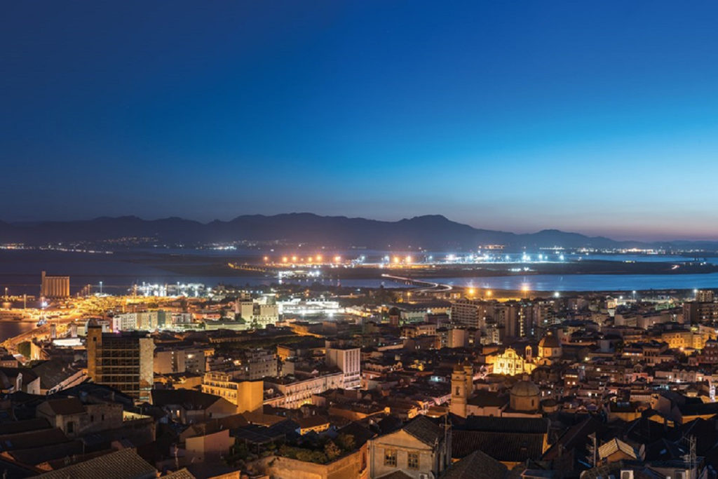 Una veduta notturna di Cagliari