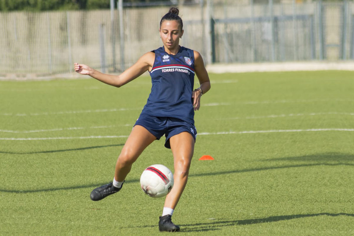 La centrocampista rossoblù Flavia Lombardo