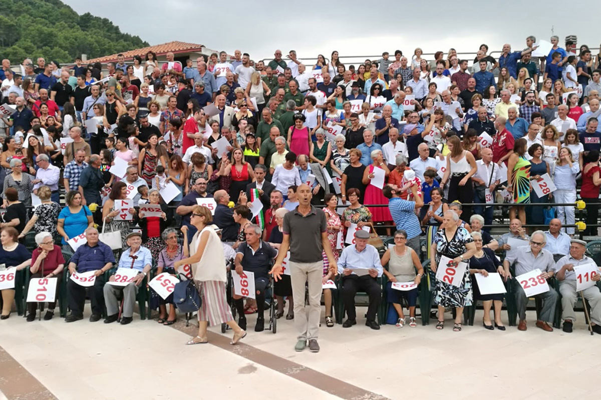 A Banari il ritratto di gruppo più grande del mondo realizzato dal fotografo Marco Ceraglia