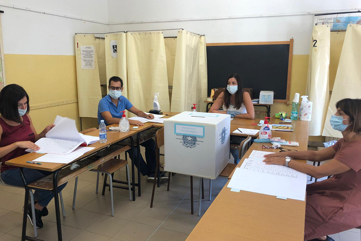 un seggio elettorale a Oristano