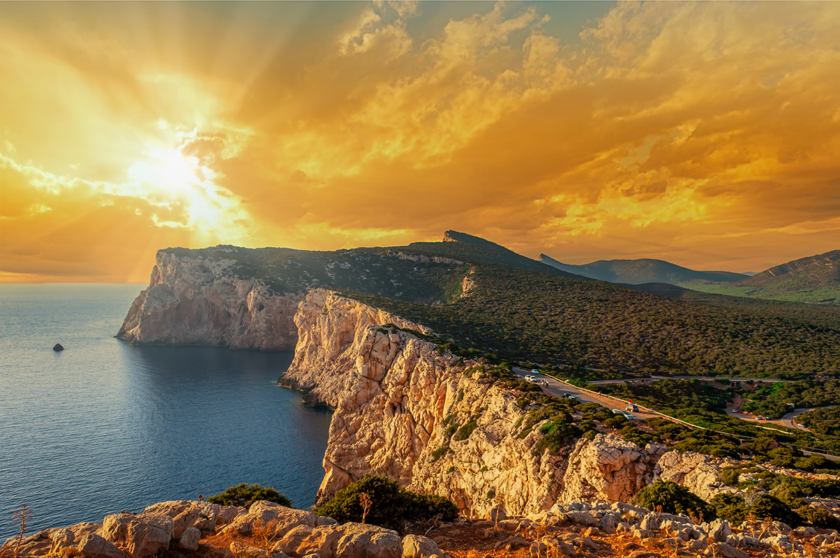 Alghero. Tramonto a Capo Caccia. 📷 AdobeStock | replica73