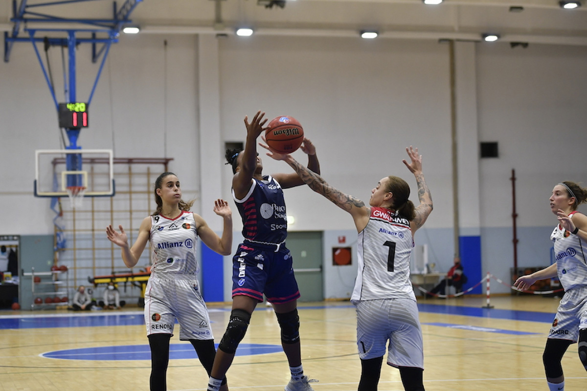 Sierra Calhoun. Foto dinamobasket.com