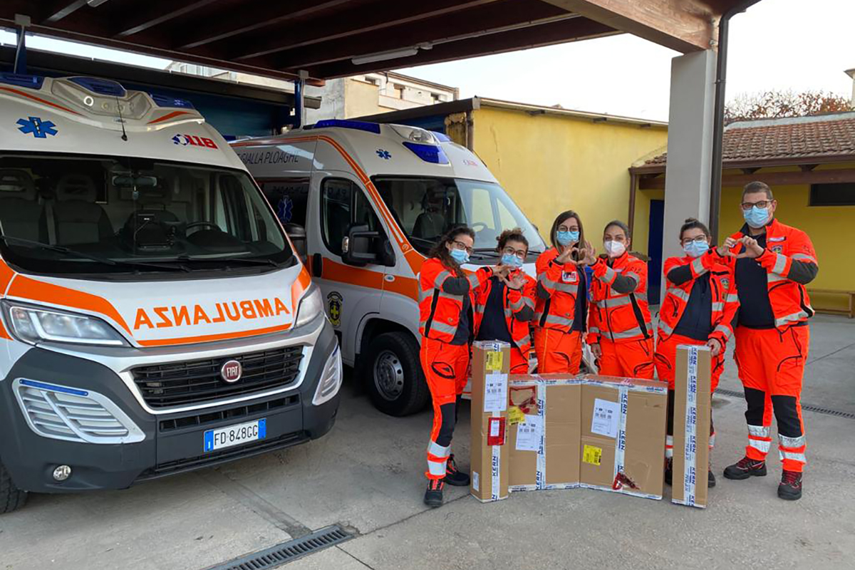 I volontari della Croce Gialla di Ploaghe con le bilance