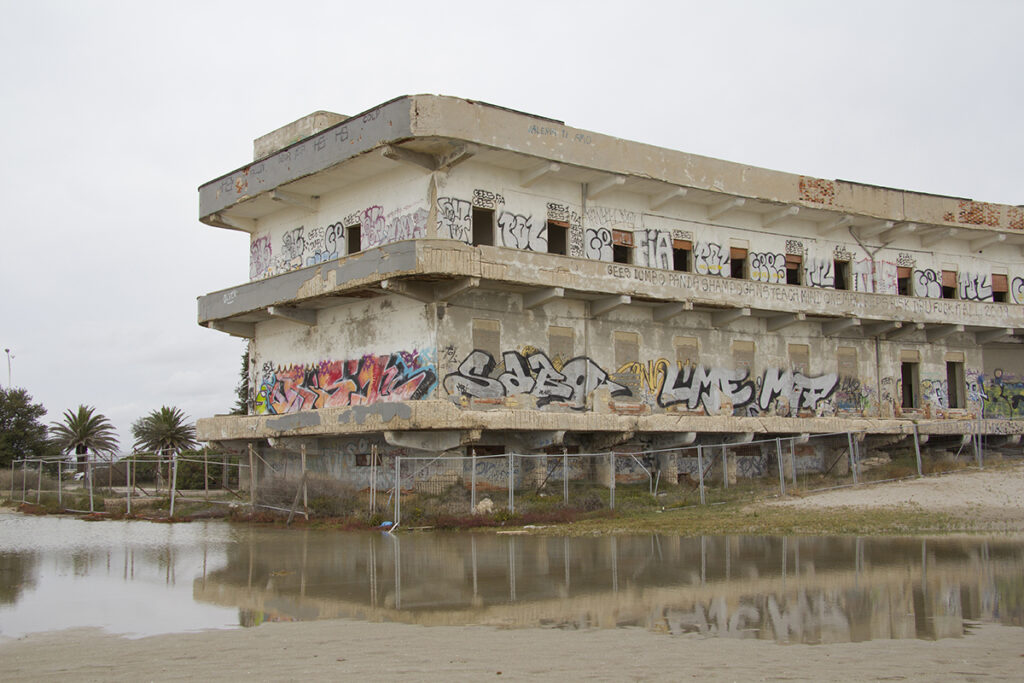 Il vecchio Ospedale Marino nella spiaggia del Poetto di Cagliari. 📷 AdobeStock | GIANFRANCO