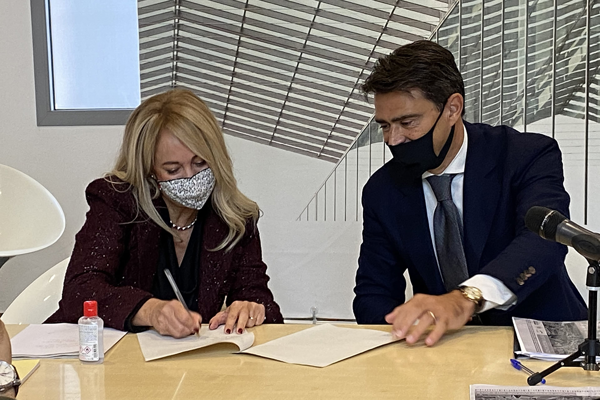L'Assessora Piroddi e il Presidente Aste alla firma del protocollo