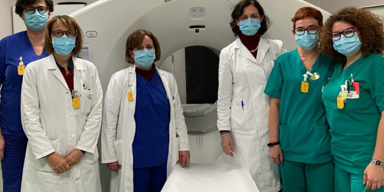 Il direttore della struttura di Medicina Nucleare, professoressa Angela Spanu e l'equipe medica e di tecnici di radiologia medica dedicata alla preparazione del radiofarmaco Gallio-Dotatoc e all’esecuzione dell'esame Pet.