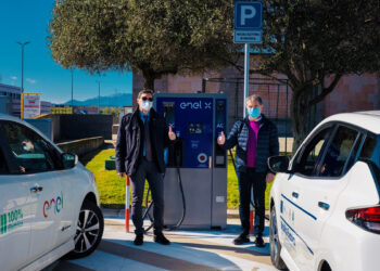 Il sindaco Settimo Nizzi e Stefano Orefice, Responsabile Commerciale di Enel X Mobility per la Sardegna