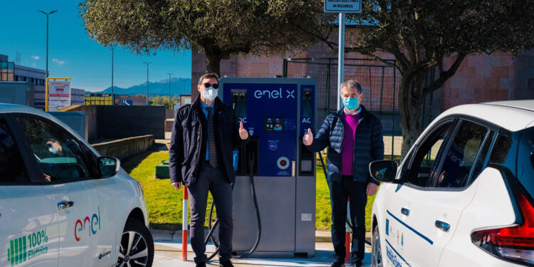 Il sindaco Settimo Nizzi e Stefano Orefice, Responsabile Commerciale di Enel X Mobility per la Sardegna