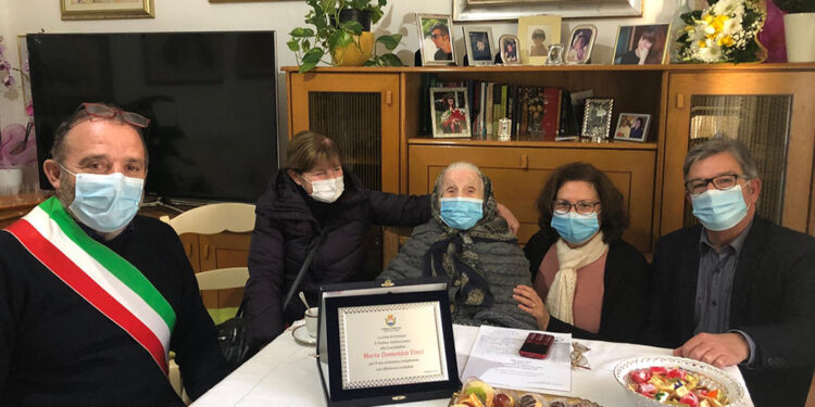 Maria Domenica Vinci con i familiari e il sindaco Andrea Lutzu