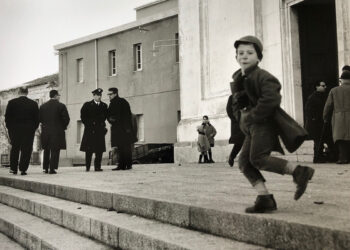 "Nuoro - funerali del carabiniere, 1962. Stampa ai sali d’argento" ? Lisetta Carmi-Martini & Ronchetti