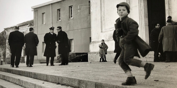 "Nuoro - funerali del carabiniere, 1962. Stampa ai sali d’argento" ? Lisetta Carmi-Martini & Ronchetti