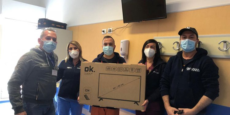 Al centro il cappellano delle cliniche, don Paolo Mulas, due infermiere della clinica e gli elettricisti dell'Ufficio tecnico