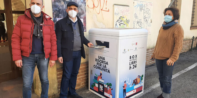 L'Assessore Sanna con la direttrice della biblioteca Enrica Vidali e Gianni Licheri della Cooperativa Studio e Progetto 2