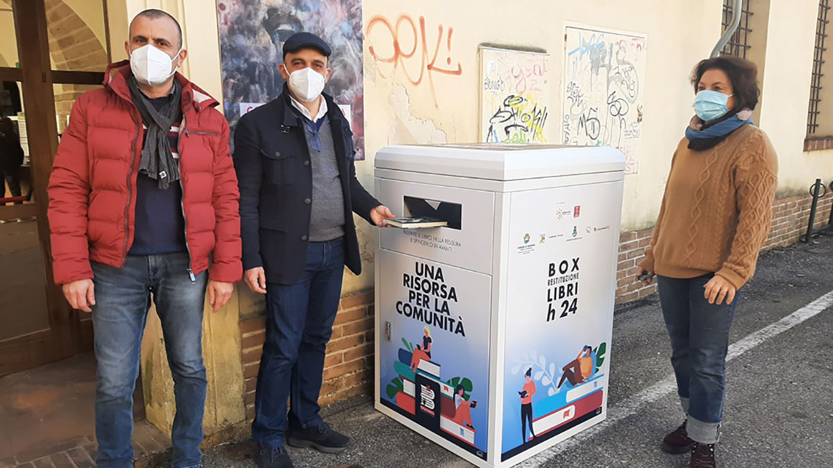 L'Assessore Sanna con la direttrice della biblioteca Enrica Vidali e Gianni Licheri della Cooperativa Studio e Progetto 2